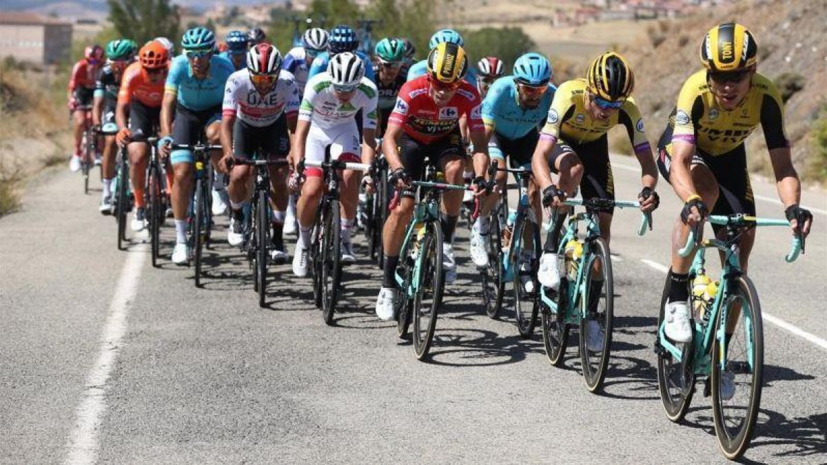 El Jumbo, con Roglic de rojo, en persecución del grupo de Quintana.-EFE / JAVIER LIZON