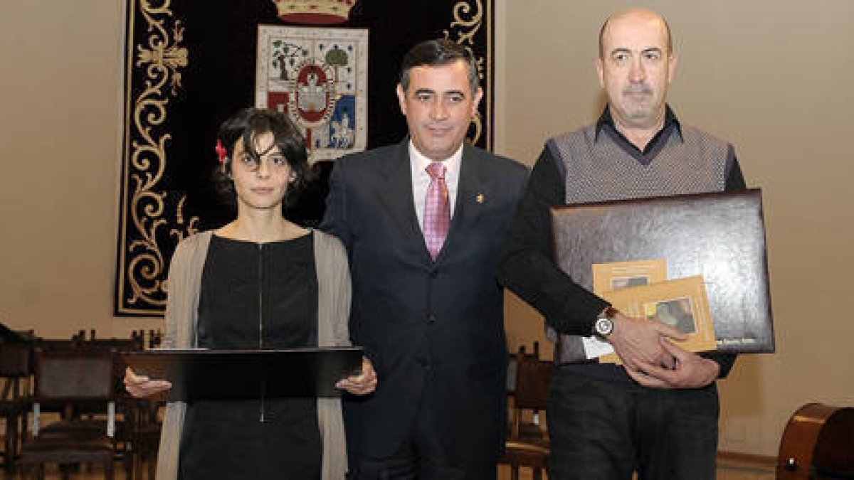 Acto de entrega de los premios Leonor y Gerardo Diego, ayer en la Tirso de Molina . / ÁLVARO MARTÍNEZ-
