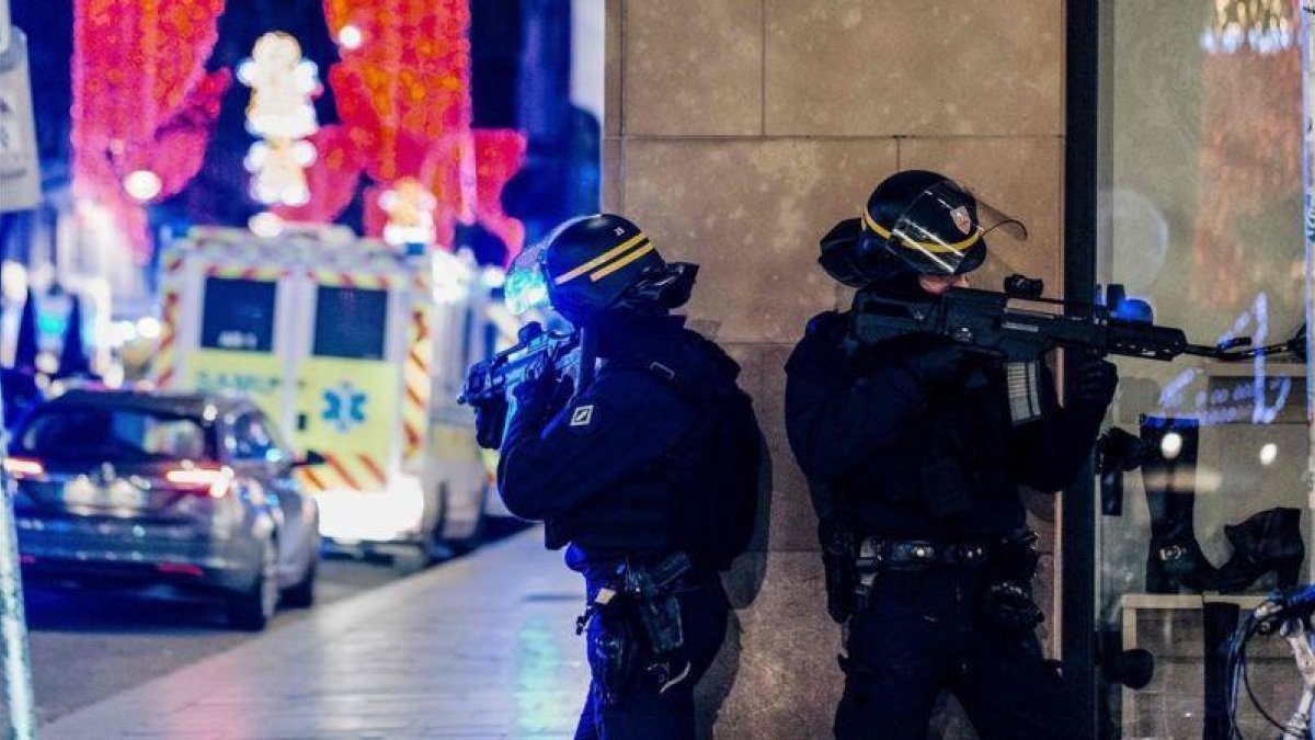 Dos policías hacen guardia cerca del lugar donde se ha producido el tiroteo.-AFP / ABDESSLAM MIRDASS