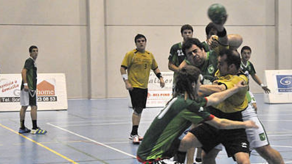 El Aranga sumaba ante Dominicos su primera derrota. / V. Guisande-