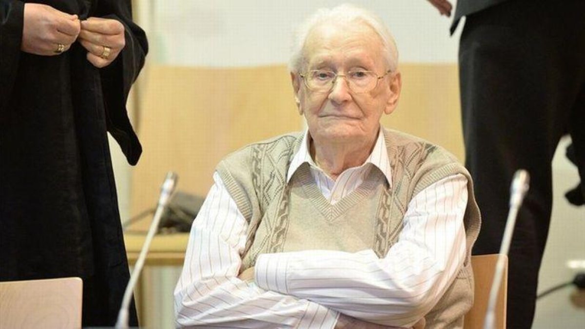 Oskar Gröning, en el tribunal de Lunëburg, este martes.-EFE / JULIAN STRATENSCHULTE