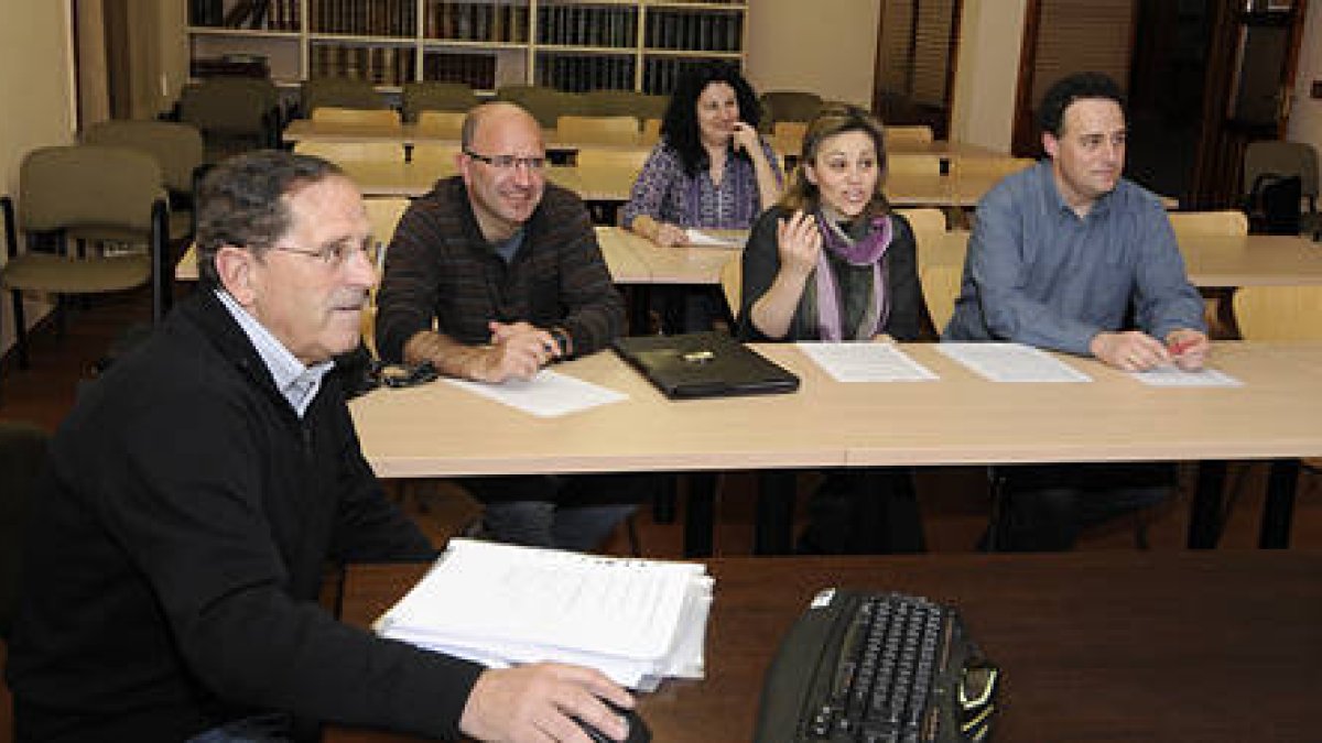 Jornada de puertas abiertas del centro asociado de la Uned, ayer en la Casa de la Tierra. / VALENTÍN GUISANDE-
