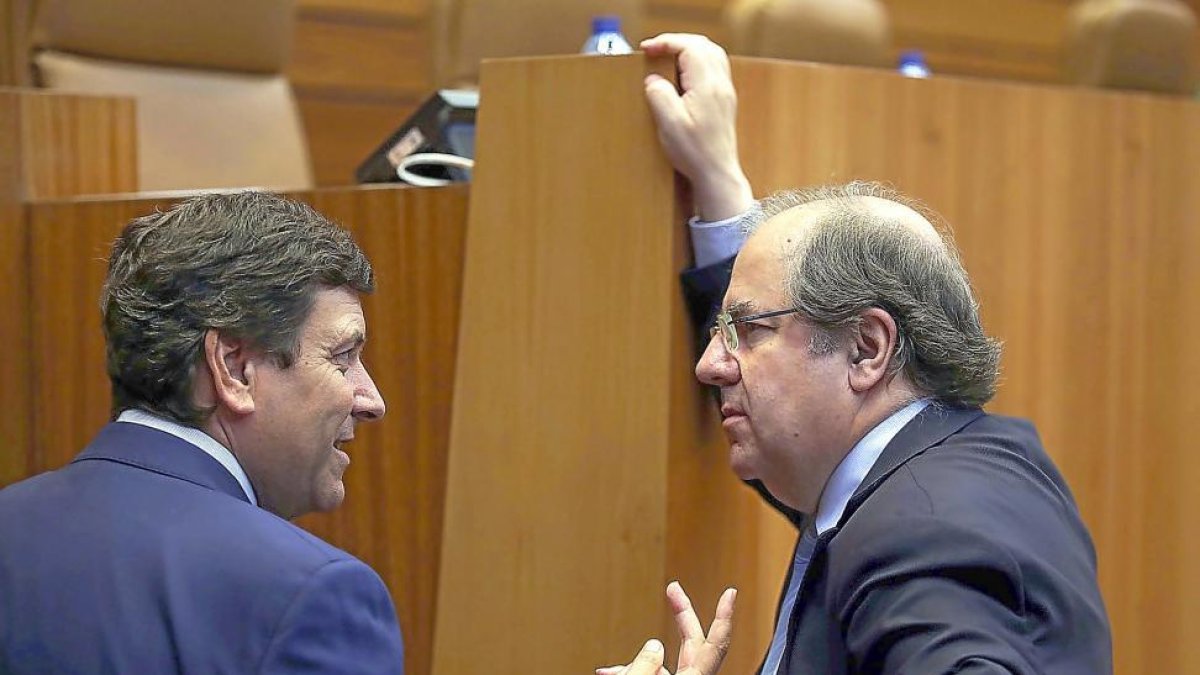 Fernández Carriedo dialoga con Juan Vicente Herrera.-ICAL