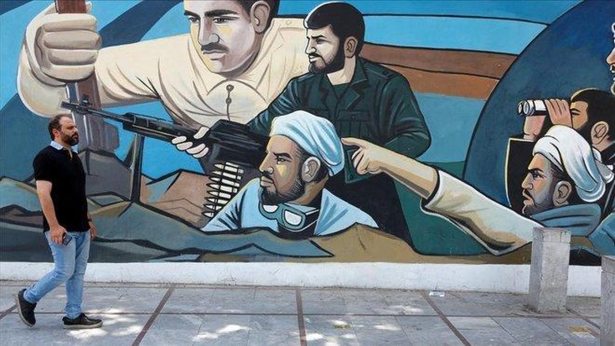 Un hombre camina delante de un mural en Teherán (Irán).-ABEDIN TAHERKENAREH (EFE)