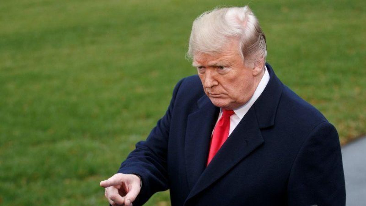 El presidente de EE UU   Donald Trump  responde  a preguntas de los periodistas  en la Casa Blanca  en Washington  antes de viajar a Mississippi  donde va a participar en una mesa redonda sobre el programa First Step.-EFE / SHAWN THEW