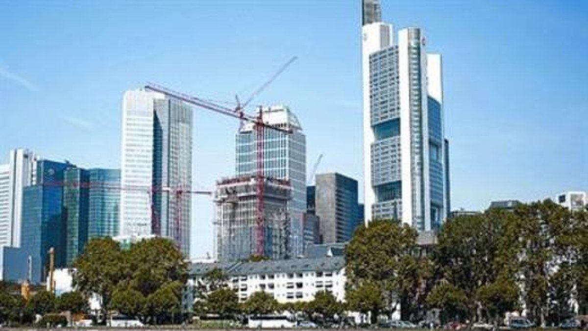 Sede central del Commerzbank (a la derecha en la foto), situada junto al río Main en Fráncfort. /-Sede central del Commerzbank (a la derecha en la foto), situada junto al río Main en Fráncfort. /