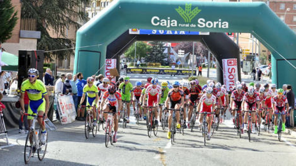 El premio ciclista San Saturio contó con 41 corredores. / ÁLVARO MARTÍNEZ-
