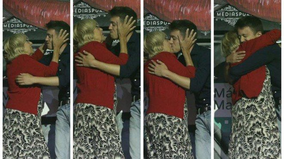 El candidato de Más Madrid a la Comunidad de Madrid, Íñigo Errejón, y la alcaldesa de la capital y candidata de Más Madrid al Ayuntamiento, Manuela Carmena, besándose en un acto de campaña.-