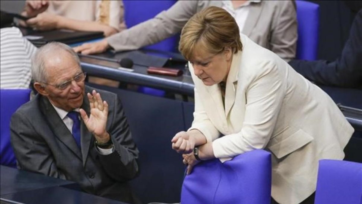 Angela Merkel dialoga con el ministro de finanzas Angela Merkel-AP/Markus Schreiber