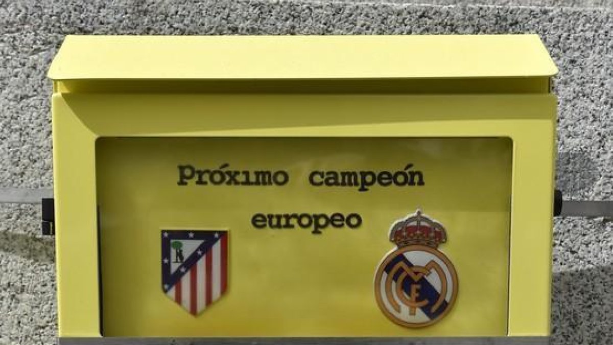 Así está a 26 de mayo una de las urnas-cenicero instaladas en Madrid para pronosticar el ganador de la Champions.-