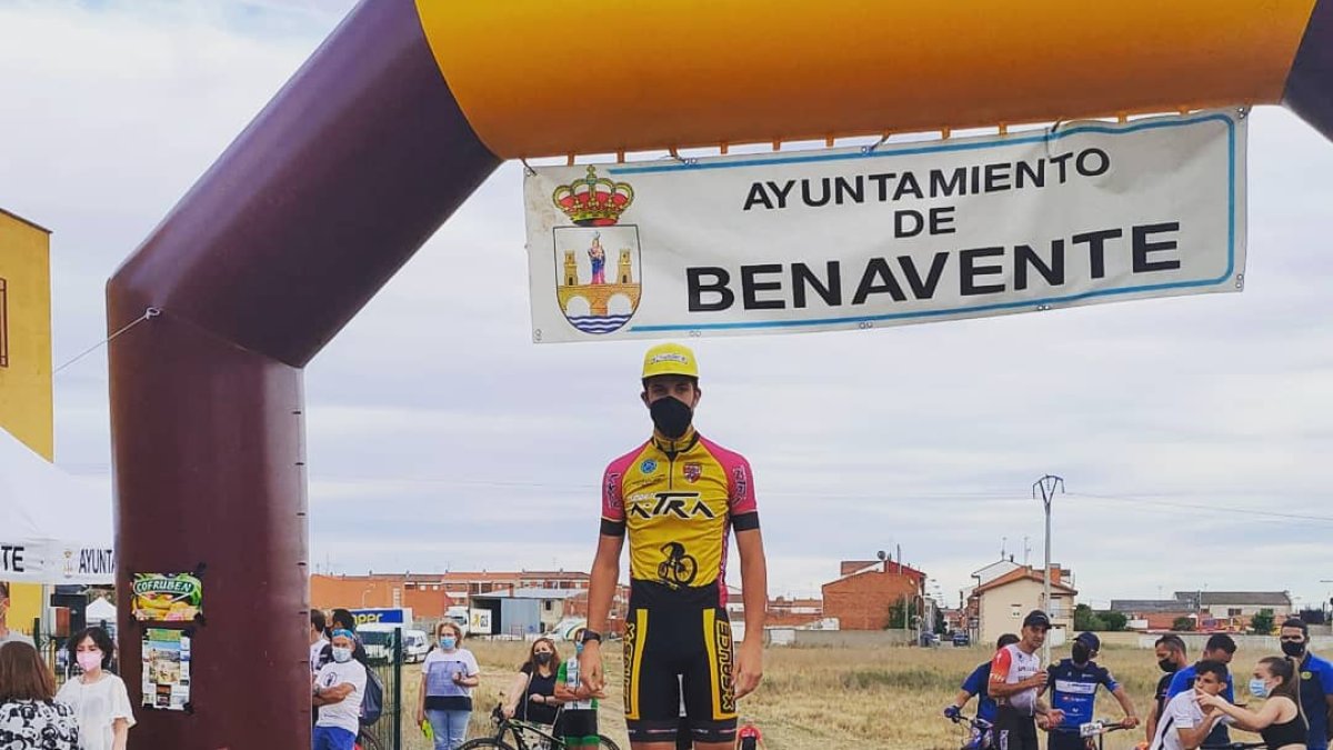 Daniel Mediavilla en lo más alto del podio de Benavente como campeón regional. HDS