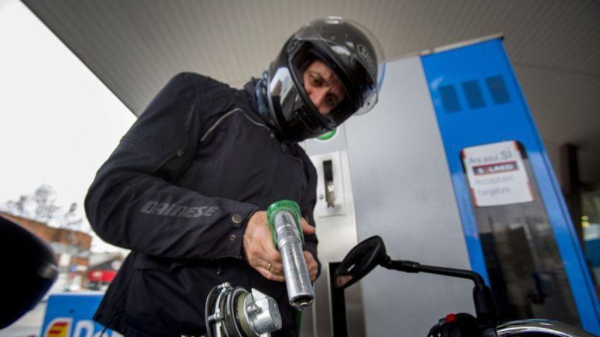 Repostaje en una gasolinera de Barcelona.-FERRAN NADEU
