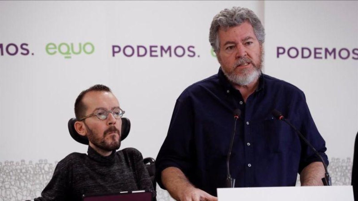 El secretario de Organización de Podemos, Pablo Echenique, y el candidato de Equo a las elecciones generales, Juantxo López Uralde.-JUAN CARLOS HIDALGO (EFE)