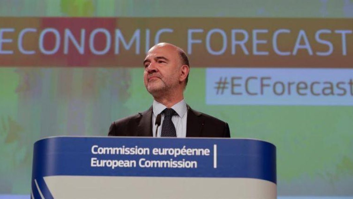El comisario de asuntos económicos y financieros, fiscalidad y aduanas de la Comisión Europea, Pierre Moscovici.-EFE / EPA / OLIVIER HOSLET / ARCHIVO