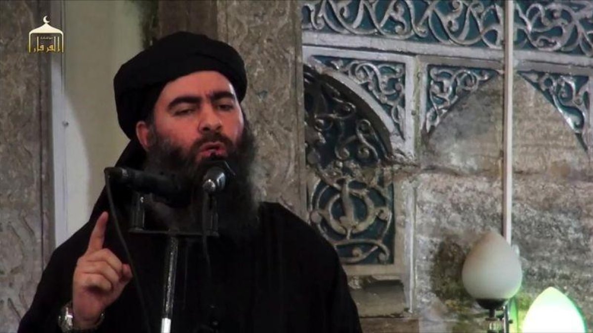 Captura de vídeo de la imagen del líder del Estado Islámico Al Baghdadi, llamando a los yihadistas a resistir en Mosul.-AFP
