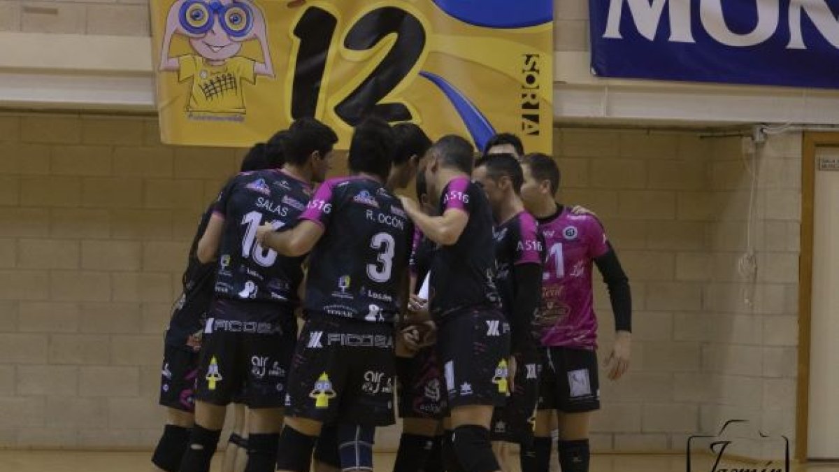 Los jugadores del Sporting celebran un punto en un partido de este curso en Los Pajaritos. HDS