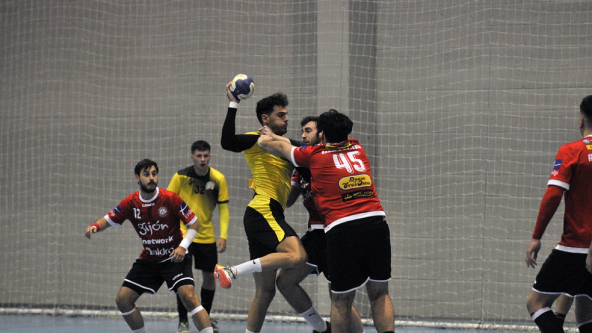 El BM Soria visita a un rival que está en la zona alta de la tabla. V. GUISANDE