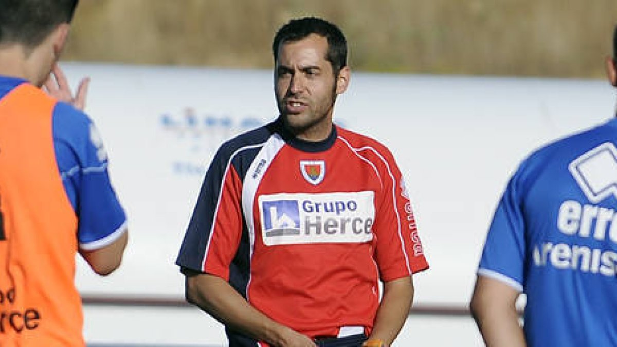 El técnico del Numancia B, Fran Valero. / ÁLVARO MARTÍNEZ-