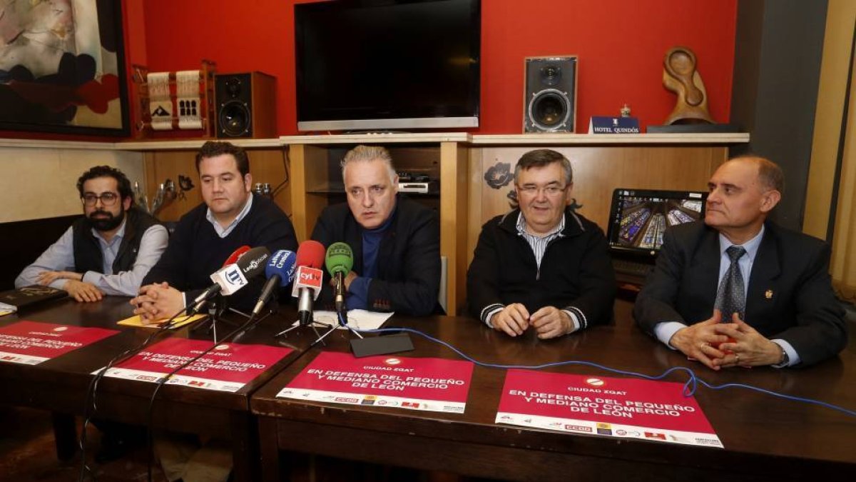 Representantes del Centro León Gótico, Luis Alfonso Rodríguez y Juan Dopico, el presidente y el tesorero de Aleco, Javier Menéndez y Cándido Soto y el presidente de ACLO, Jesús Prieto Olite-Ical