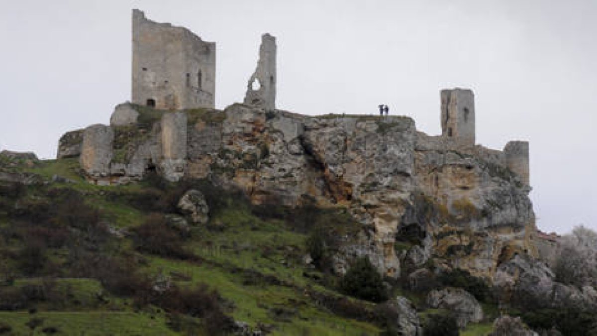 Vista general del castillo y parte de la muralla de Calatañazor. / VALENTÍN GUISANDE-
