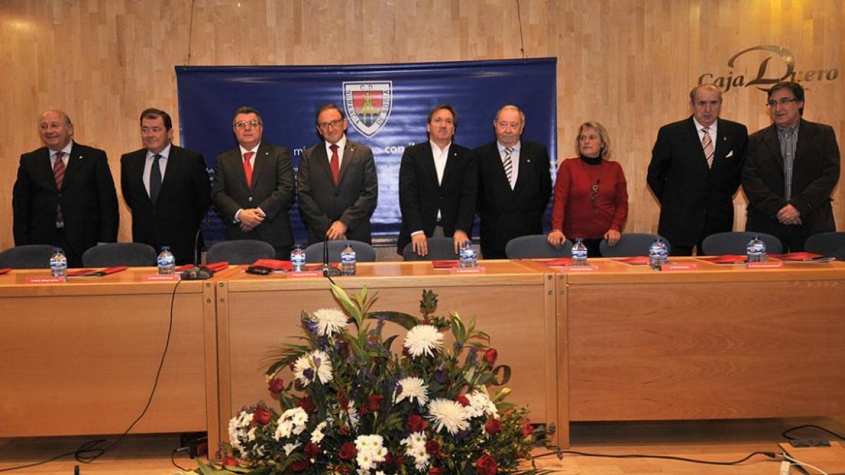 El Consejo de Administración del C.D. Numancia, con su presidente Francisco Rubio a la cabeza, instantes antes de comenzar la Junta de Accionistas.-Valentín Guisande