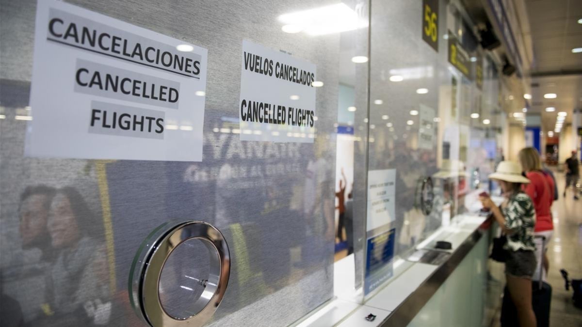 Ryanair ha enviado casi 200 cheques de compensación sin la firma de autorización por error.-JORDI COTRINA