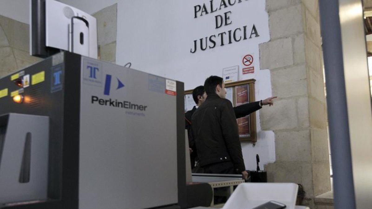 Entrada al Palacio de Justicia.-LUIS ÁNGEL TEJEDOR