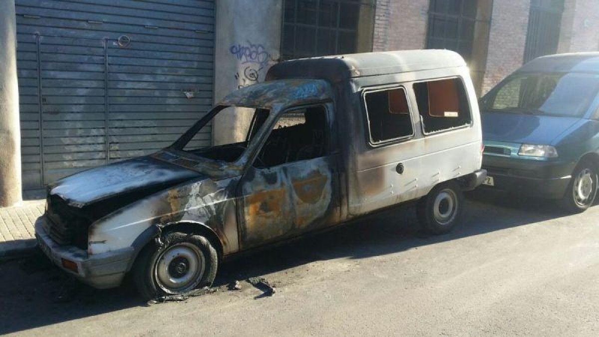 Aspecto del coche calcinado del secretario general de la CGT de Cataluña.-EL PERIÓDICO