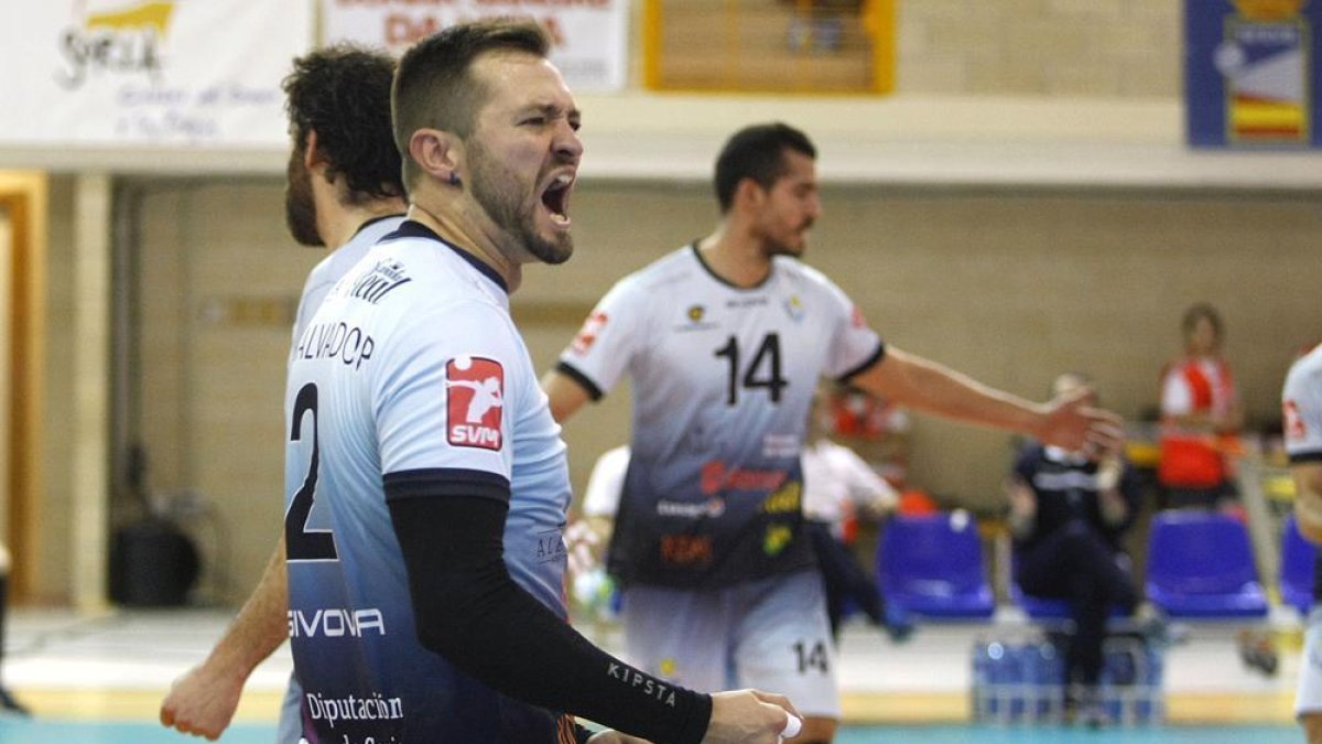 Manu Salvador lidera al equipo celeste desde la capitanía.-MARIO TEJEDOR