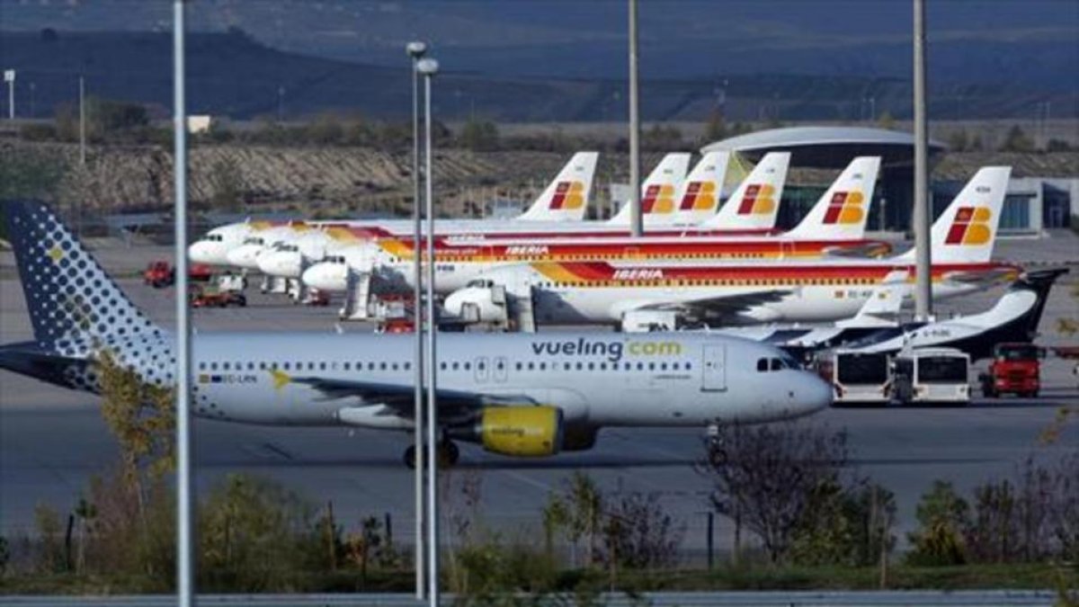 Aviones de Iberia y Vueling en Barajas en noviembre.-EL PERIÓDICO