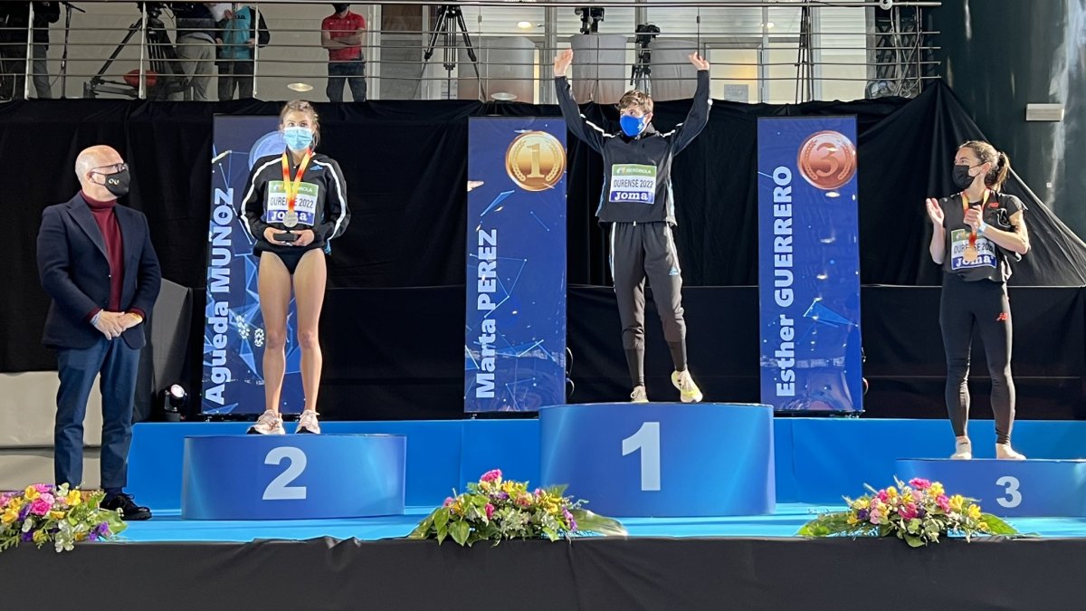Marta Pérez en el podio como Campeona de España de 1.500 en pista cubierta. HDS