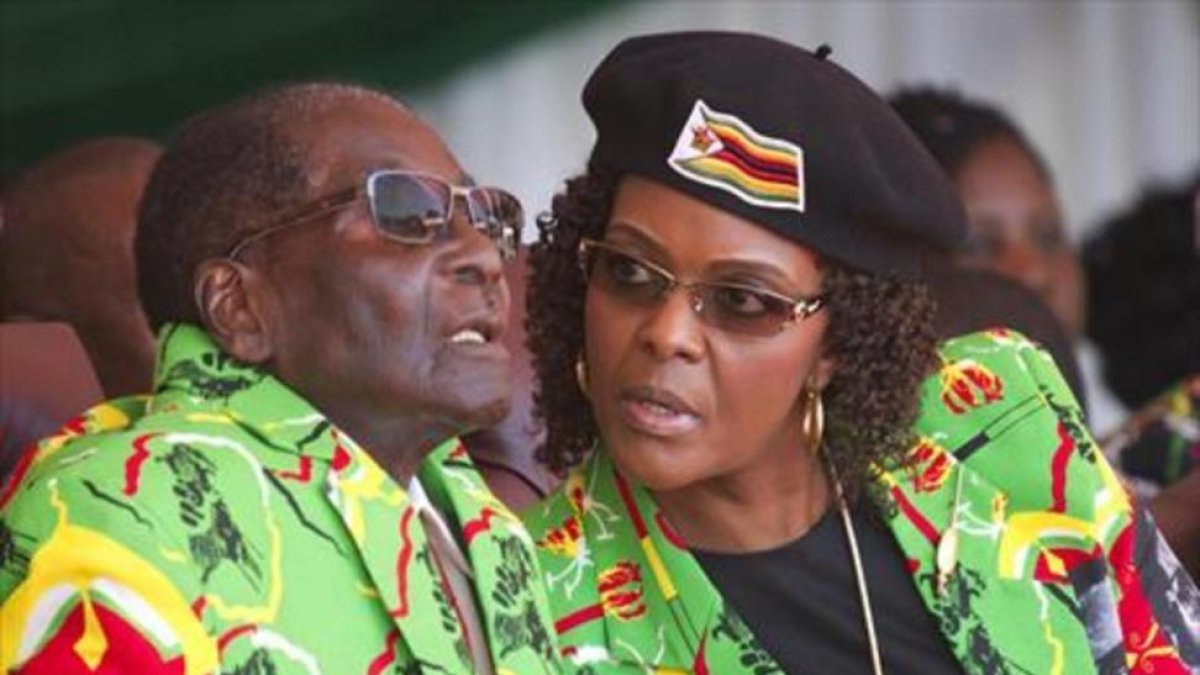 Robert Mugabe y su esposa, Grace, en un evento deportivo en Zimbabue el pasado mes de junio.-AP/ TSVANGIRAYI MUKWAZHI
