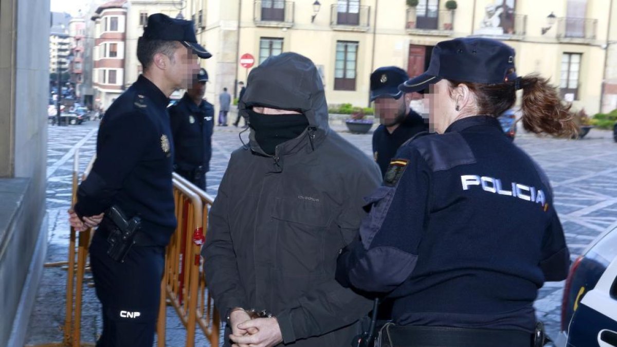 El acusado por el asesinato de la peregrina norteamericana Denise Pikka Thiem, Miguel Angel Muñoz, a su llegada a la Audiencia Provincial de León-ICAL