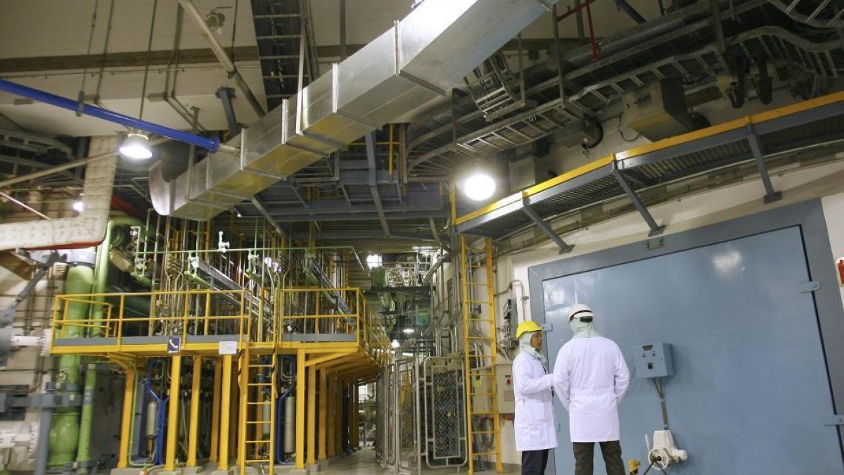 Imagen de dos empleados en el interior de la central nuclear de Garoña-ISRAEL L. MURILLO