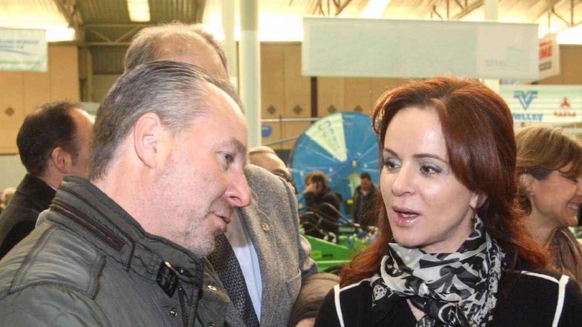 La consejera de Agricultura y Ganadería, Silvia Clemente, conversa con el coordinador regional de Asaja, Donaciano Dujo-Ical