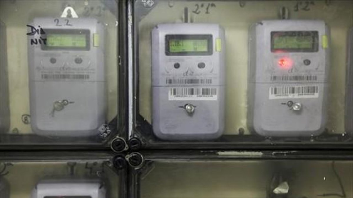Contadores de electricidad en una comunidad.-ARCHIVO / JOAN PUIG