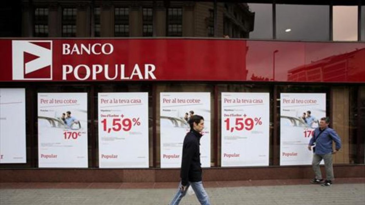 Fachada de una oficina del Banco Popular en Barcelona.-FERRAN NADEU