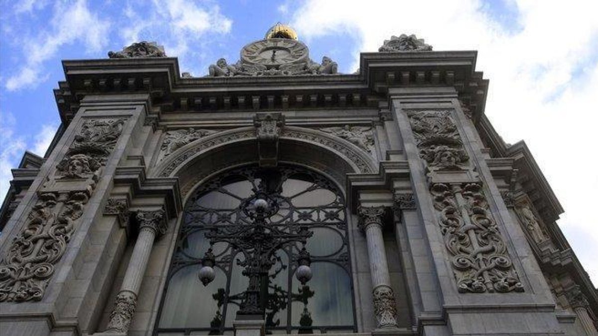 Detalle de la fachada del Banco de España.-AGUSTÍN CATALÁN