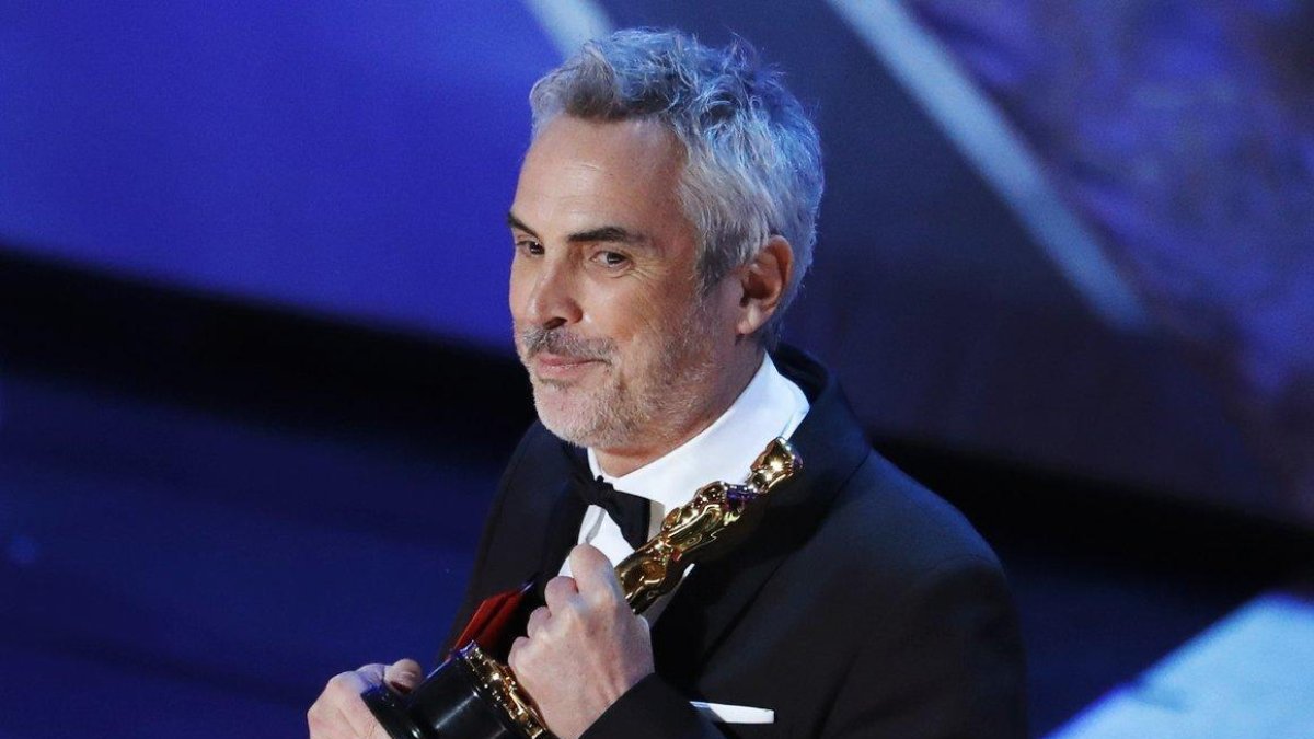 El director mexicano Alfonso Cuarón con su premio Oscar 2019.-REUTERS