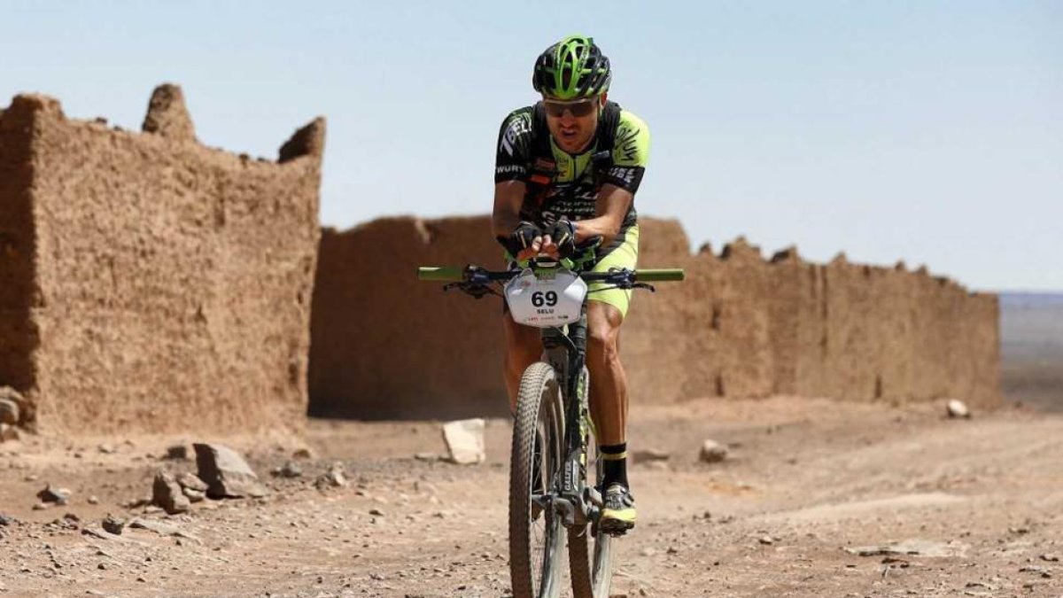 Selu en pleno esfuerzo en el desarrollo de la cuarta etapa de la Titan Desert que ganaba el burgense.-HDS
