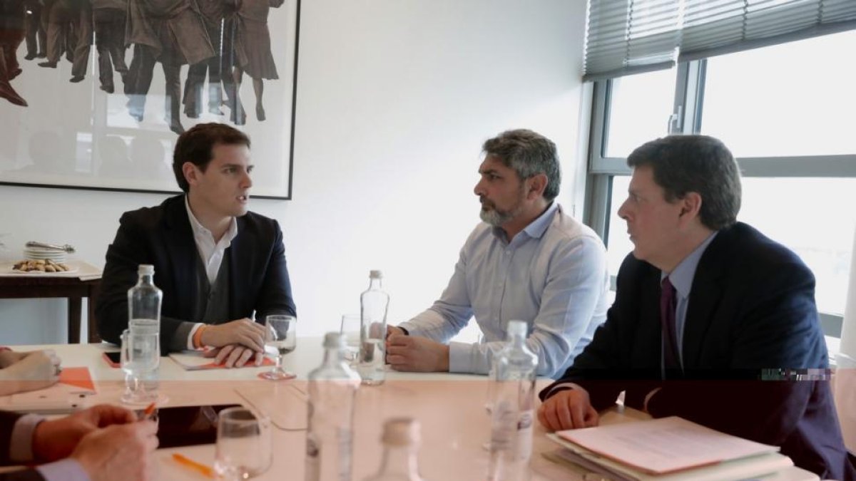 Rivera junto al padre de Diana Quer y al padre de Mariluz.-/ ZIPI (EFE)