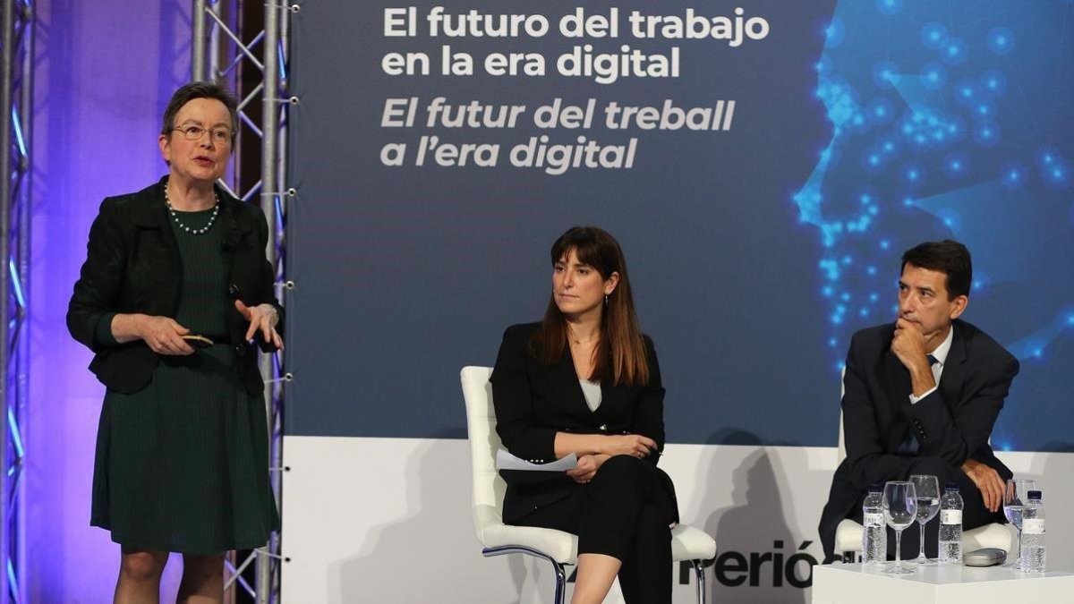El economista de BBVA Rafael Maitland y la periodista Alison Maitland, durante el debate moderado por la directora adjunta de EL PERIÓDICO, Olga Grau.-ELISENDA PONS