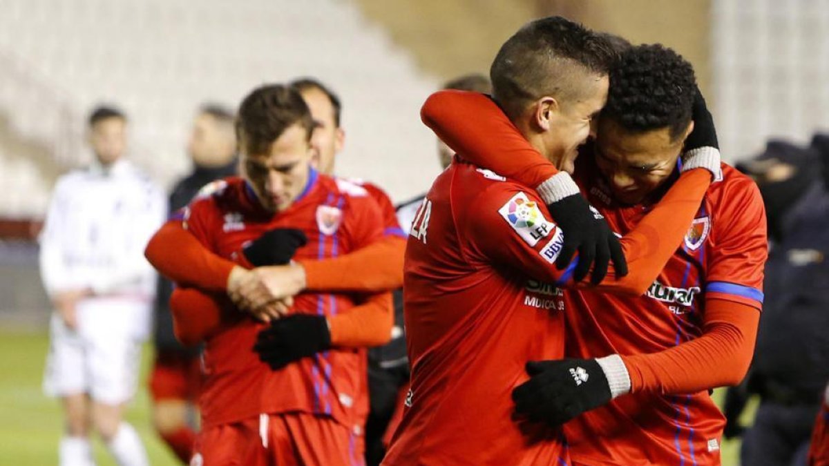Los jugadores del Numancia celebran la importante victoria lograda en el Carlos Belmonte de Albacete.-Área 11