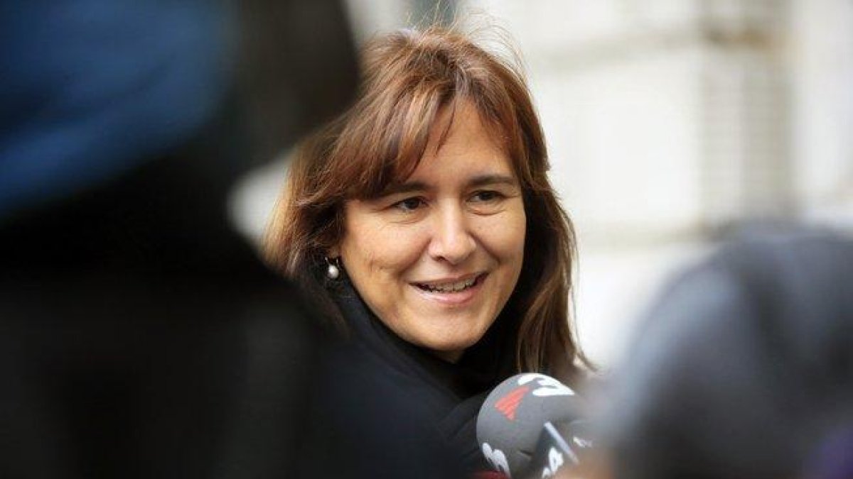 Laura Borràs atiende a los medios a las puertas del Congreso.-EFE