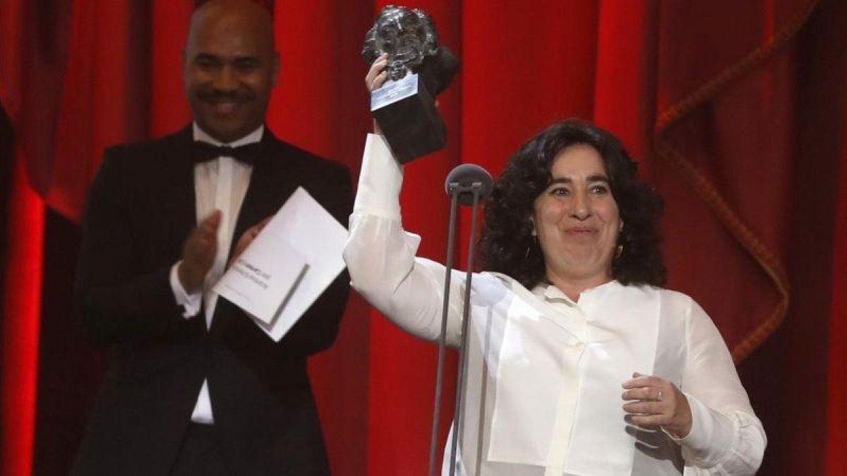 Arantxa Echevarría recine el Goya a la mejor dirección novel por Carmen y Lola.-EFE / BALLESTEROS