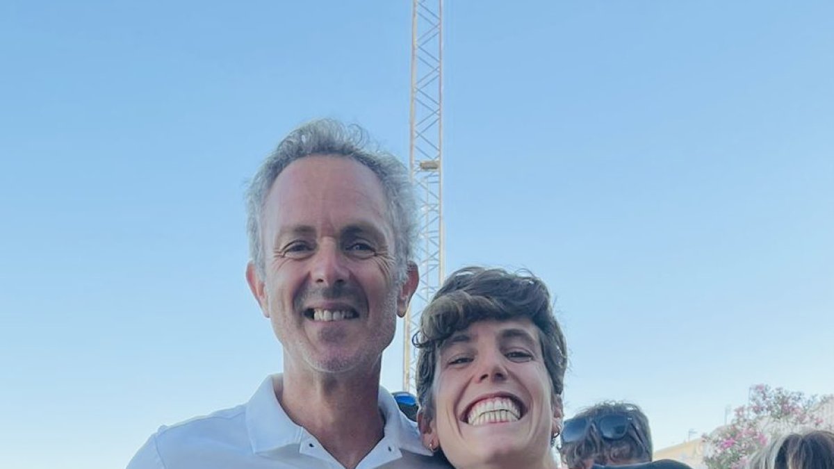 Marta Pérez y su entrenador Antonio Serrano tras conseguir el título de campeona de España en Nerja el pasado mes de junio. Twitter