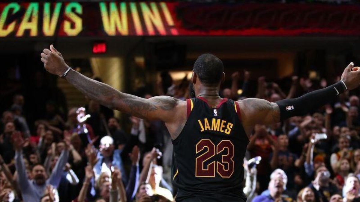 Lebron James celebra la victoria de los Cavs tras anotar el tiro decisivo.-GREGORY SHAMUS