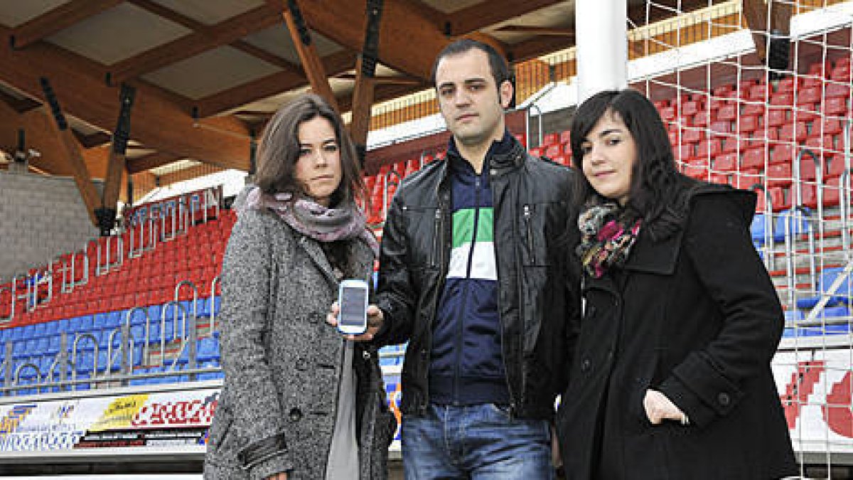 María Fuentemilla, Nacho Lapuerta y Sonia Calvo, creadores de la aplicación sobre la Copa del Rey de la temporada 95-96 que disputó el Numancia. / DIEGO MAYOR-