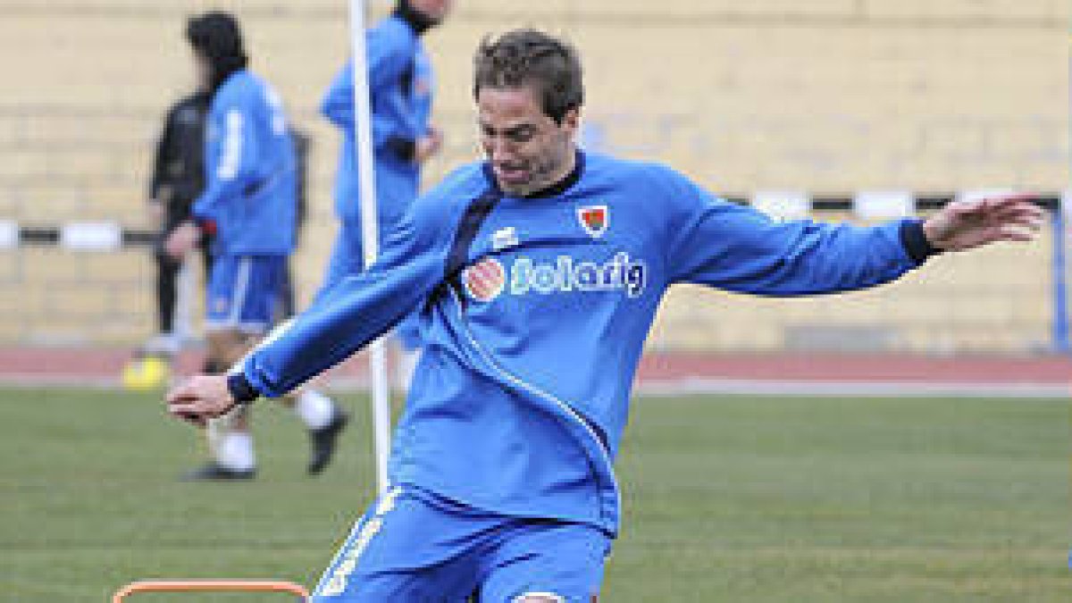 Culebras en el entrenamiento de ayer del Numancia. / V. Guisande-