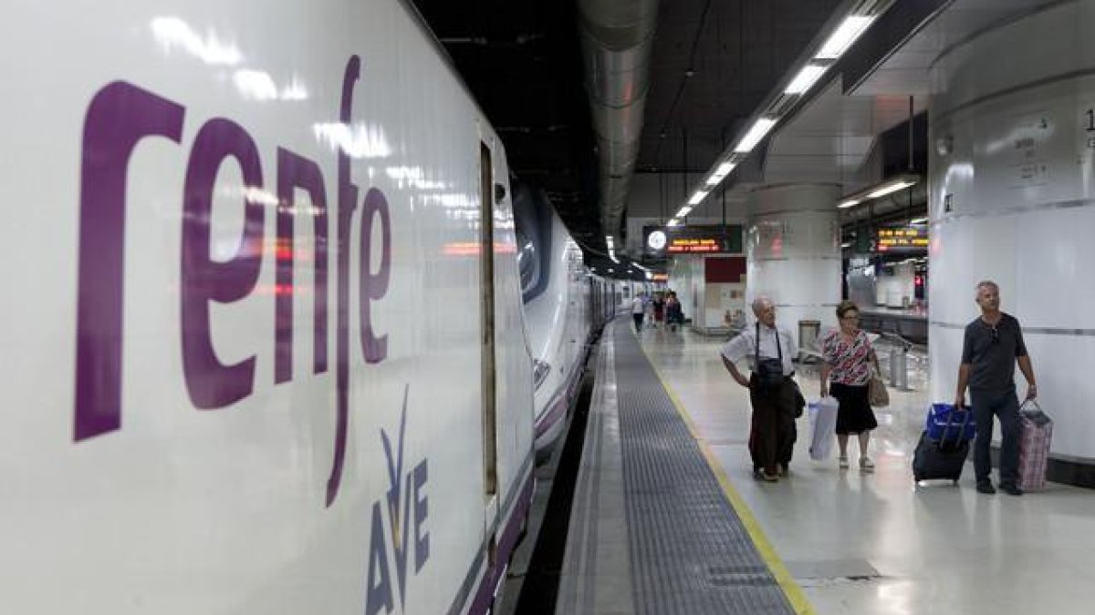 Un tren AVE en la estación de Sants en una foto de archivo.-FERRAN NADEU
